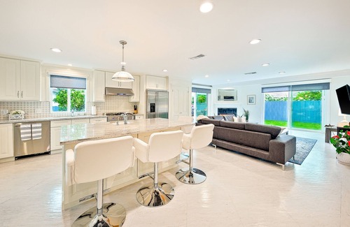 Olde Carlsbad House | Beautiful Beach Getaway, Water Views, Walk to Ocean + Dining