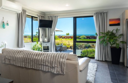 Rarangi Apartment | Beautiful Beachfront Apartment!Handy to wineries, Picton Ferry & Blenheim town.