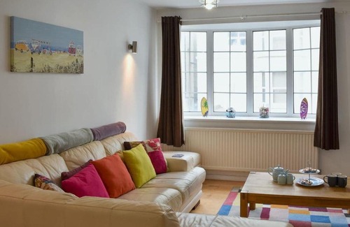 Portsmouth House | Beautiful beachside detached house with garage, FREE parking and garden