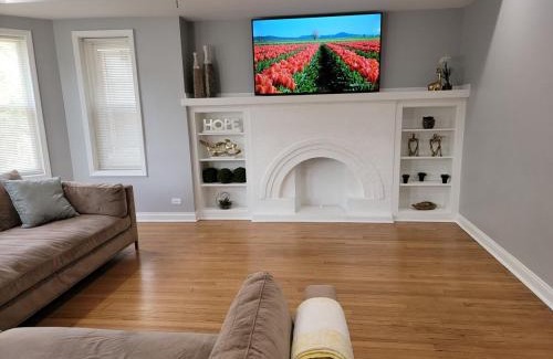 South Shore Apartment | Beautiful Big 3 bedroom Quiet Apt near downtown