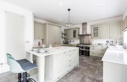 Adel House | Beautiful Big Family Home - Sleeps 10, Park 3 Cars