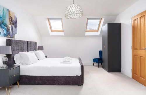 Adel House | Beautiful Big Family Home - Sleeps 10, Park 3 Cars