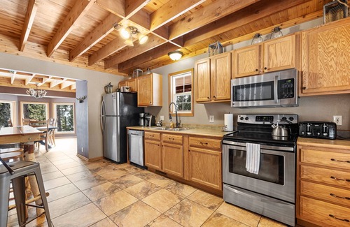 Lead House | Beautiful Black Hills 4 Bedroom Vacation Home W/Hot Tub on Deer Mountain, Lead