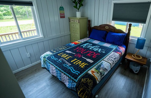 Farwell House | Beautiful Blue Bungalow on The Lake