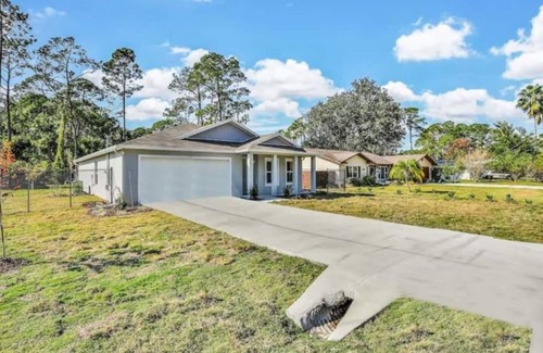 Indian Trails House | Beautiful Bracken Lane Bungalow