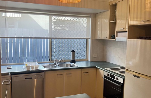 Burleigh Waters Villa | Beautiful Bright Burleigh Base with Beaches, boutiques, brunches and beyond.
