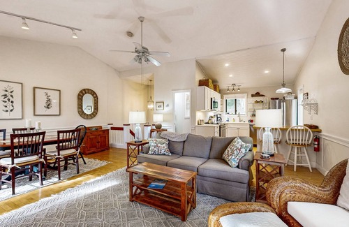 Quechee Condo | Beautiful bright condo with deck, wifi, kitchen, w/d, bbq, mountain view, TV's
