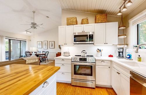 Quechee Condo | Beautiful bright condo with deck, wifi, kitchen, w/d, bbq, mountain view, TV's