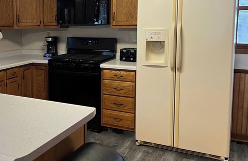 McGregor Cabin | Beautiful Cabin at Round Lake Resort - Brown Cabin