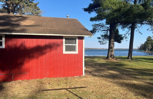 McGregor Cabin | Beautiful Cabin at Round Lake Resort - Red Cabin