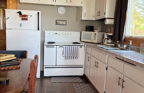 McGregor Cabin | Beautiful Cabin at Round Lake Resort- White Cabin