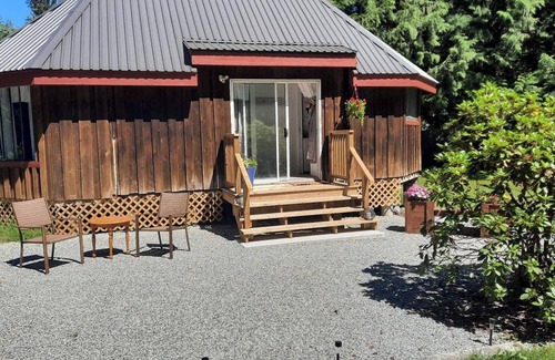 Brew Bay Cabin | Beautiful Cabin close to trails for biking/hiking several beautiful beaches.