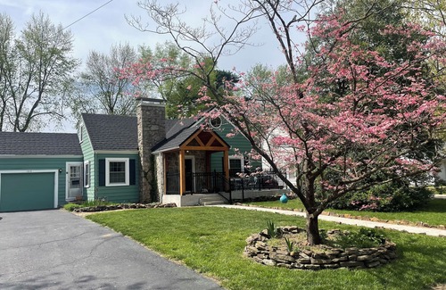 Rountree House | Beautiful Cape Cod in the Heart of Springfield, MO.