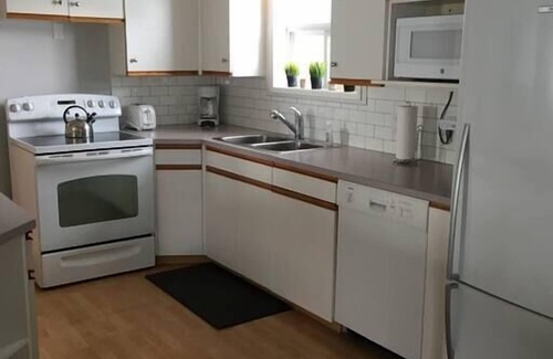 Cardston House | Beautiful Cardston Home (main floor)