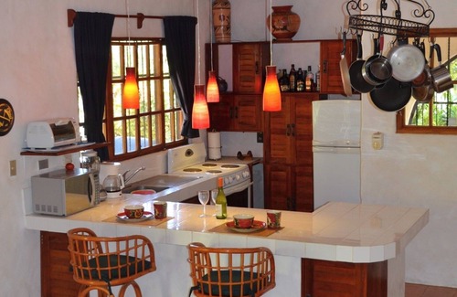 Palm Beach Estates Villa | Beautiful Casa Mambo; beach/pool/surf/wi-fi/cable-tv/ac
