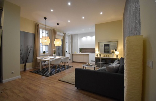 Nepszinhaz negyed Condo | Beautiful central 5 bedroom/5 bathroom