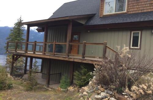 Silverton House | Beautiful Chalet overlooking Slocan Lake! September Special Discounts!