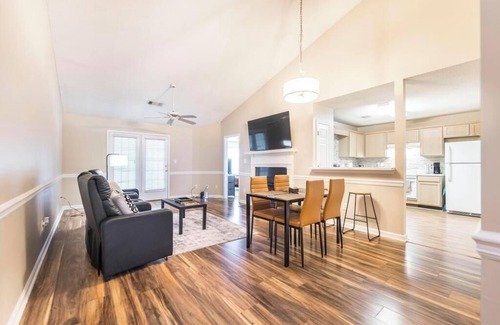 Macon House | Beautiful, Chic and Cozy Pet-Friendly Home Conveniently Located to Everything!