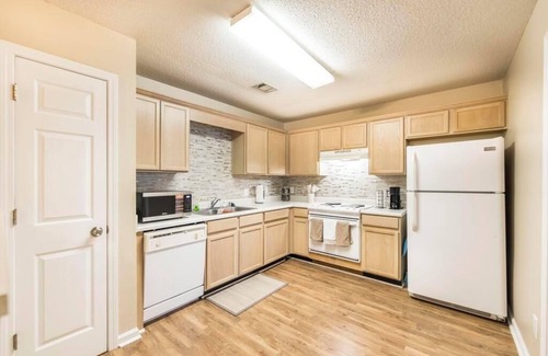 Macon House | Beautiful, Chic and Cozy Pet-Friendly Home Conveniently Located to Everything!