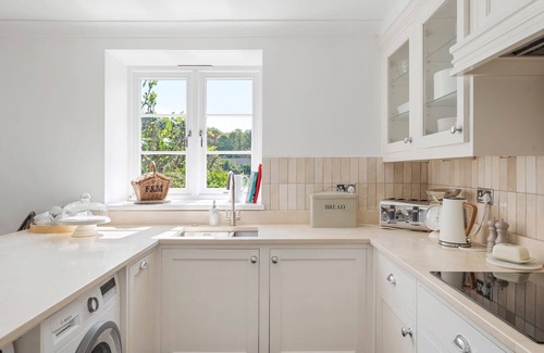 Berrynarbor House | Beautiful Coach House with Padel Court & Hot Tub