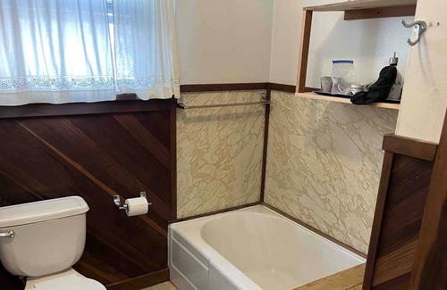 Delta House | Beautiful & Comfortable Private Room in Lovely Neighbourhood with All Amenities