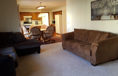Urbandale House | Beautiful comfy five bedroom home sleeps 11+