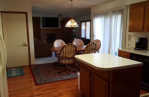 Urbandale House | Beautiful comfy five bedroom home sleeps 11+