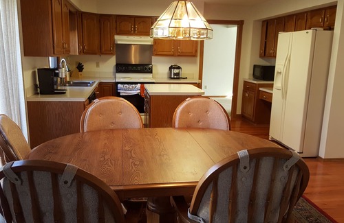 Urbandale House | Beautiful comfy five bedroom home sleeps 11+