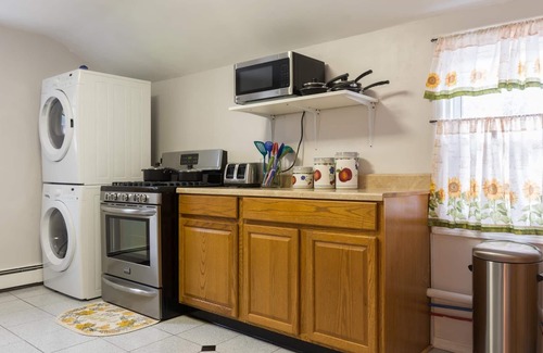 Hasbrouck Heights Apartment | Beautiful, Convenient, easy access to NYC, shopping, WiFi, free parking