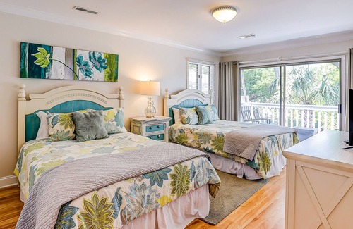 Isle of Palms Condo | Beautiful condo with beach access, pool, central AC, balcony, & W/D