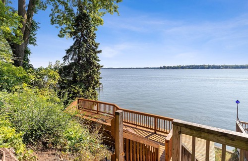 Fox Lake Cottage | Beautiful Cora Cottage on Fox Lake/Chain O'Lakes with 40 Ft. Private Boat Pier.