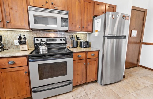 Snowshoe Apartment | Beautiful Corner Unit Wraparound Balcony Underground Parking