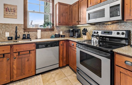 Snowshoe Apartment | Beautiful Corner Unit Wraparound Balcony Underground Parking