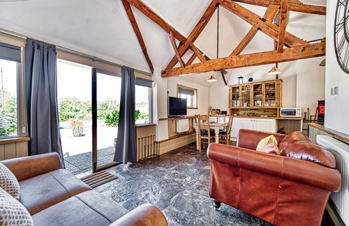 Broughton Hackett Cottage | Beautiful Cottage with Parking