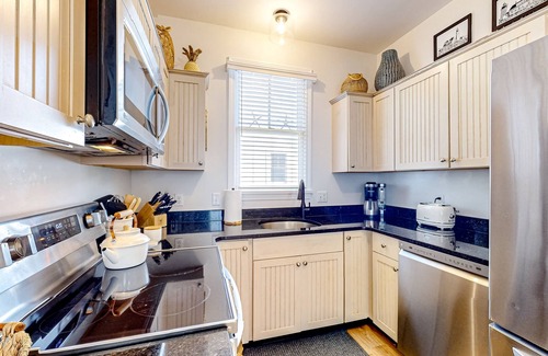 Summer Village Cottage | Beautiful Cottage at Summer Village with pool, hot tub, pickleball & game room