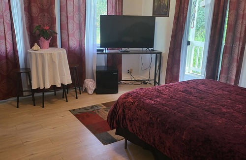 Keaau Bed & Breakfast | Beautiful Cottage Home - On the Big Island Located in the Sunbelt