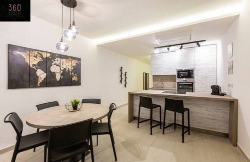 Tower Road Apartment | Beautiful, cozy APT just off the Promenade & WIFI
