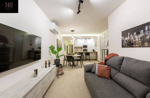 Tower Road Apartment | Beautiful, cozy APT just off the Promenade & WIFI
