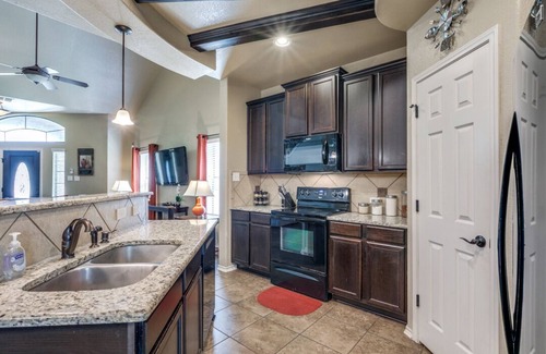 San Antonio House | Beautiful & Cozy, BMT Friendly near SeaWorld 3mi/Six Flags 14mi/Lackland 8mi