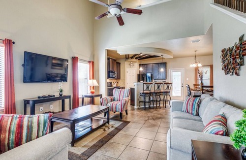 San Antonio House | Beautiful & Cozy, BMT Friendly near SeaWorld 3mi/Six Flags 14mi/Lackland 8mi