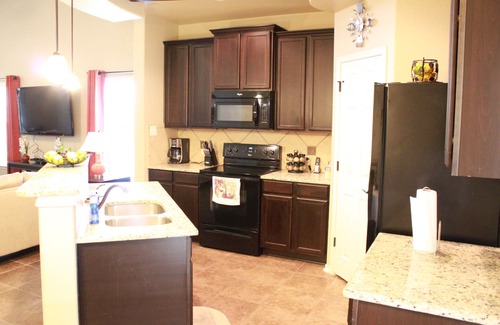 San Antonio House | Beautiful & Cozy, BMT Friendly near SeaWorld 3mi/Six Flags 14mi/Lackland 8mi