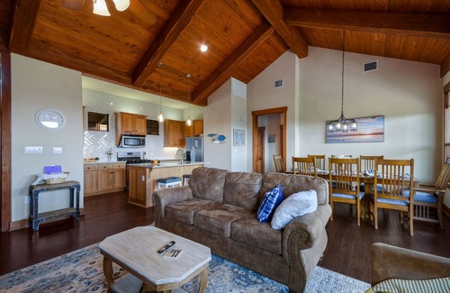 Jonestown Cottage | Beautiful Cozy Cottage at Hollows Resort, Beach Club, 4 Pools, Pickleball!
