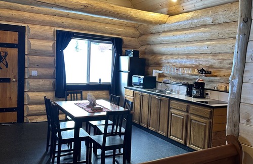 Lac La Hache Cabin | Beautiful cozy log cabin getaway