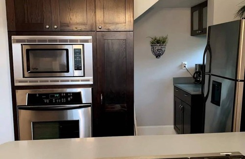 Springfield House | Beautiful Craftsman home near C-Street for you and your pets!