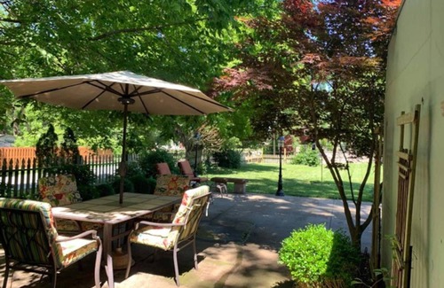 Springfield House | Beautiful Craftsman home near C-Street for you and your pets!