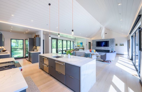Oak Bluffs House | BEAUTIFUL CUSTOM BUILT HOUSE WITH A POOL AND HOT TUB!