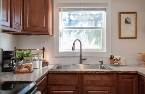 North Spokane House | Beautiful Designer Cottage - 2 Min to Campus
