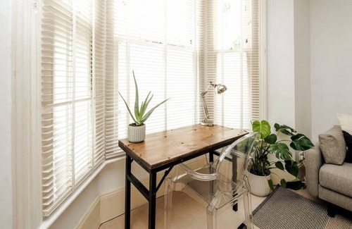 Harrow Road Apartment | Beautiful Designer Flat in Maida Vale, Sleeps 4