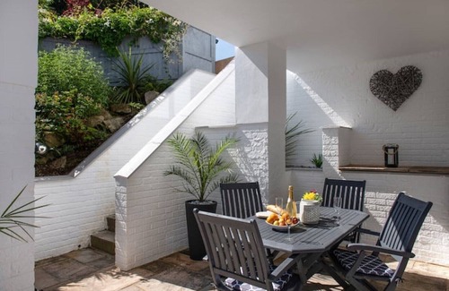 Colwyn Bay Apartment | Beautiful, dog Friendly, Woodlands, Beaches, Patio, Next to zoo
