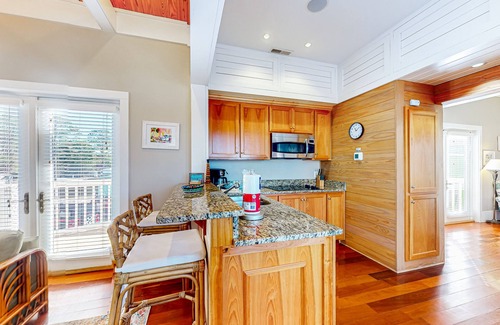 Carrabelle Cottage | Beautiful, dog-friendly cottage with deck & patio - stroll to Carrabelle Beach
